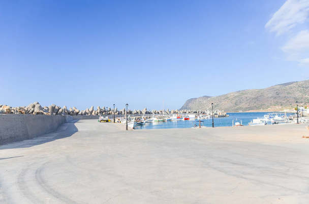 Porto di pesca sulla riva della pittoresca isola di Creta, Grecia
. - Foto, immagini