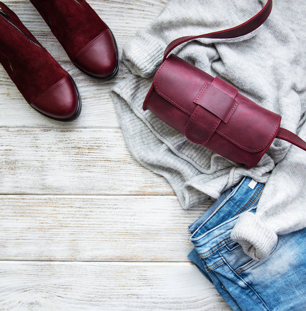 Roupas femininas, bolsa de couro, botas - flat lay
 - Foto, Imagem