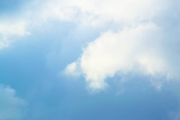 Jasné modré nebe s plain white cloud s prostorem pro text. - Fotografie, Obrázek