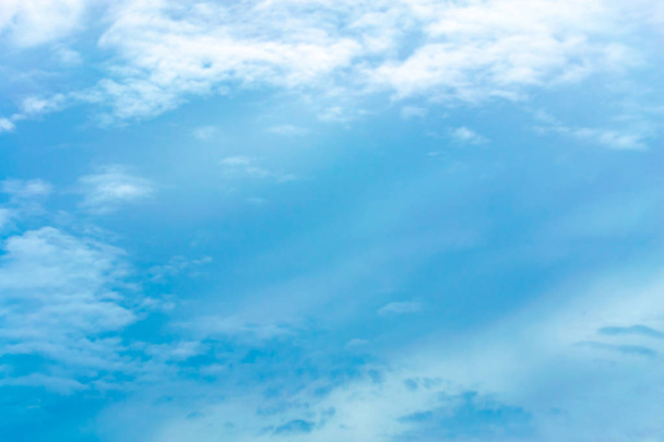  Голубое небо с белыми облаками во время сезона дождей
. - Фото, изображение