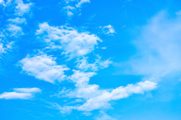  Witte wolken in de blauwe hemel in kleine steden. - Foto, afbeelding