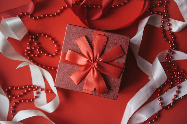 Caixa vermelha com um presente em um fundo festivo
. - Foto, Imagem