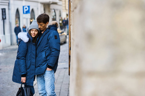 A trendy young couple walks in the city at christmastime - Foto, Bild