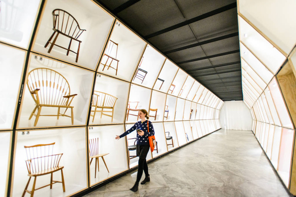 コペンハーゲン, デンマーク - 2018 年 5 月 5 日: デンマーク博物館アート ・ デザイン (装飾美術館) の有名なデンマークのデザイナーの作品を表示します。常設展示「デンマークの椅子 - 写真・画像