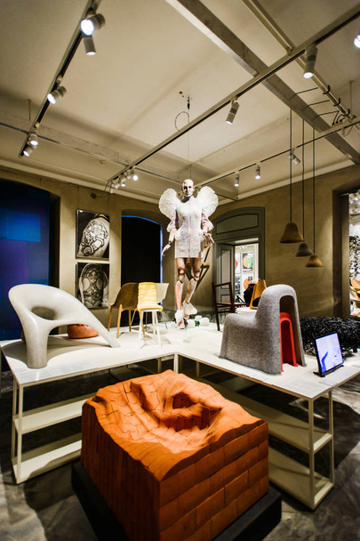 Kopenhaga, Dania - 05 maja 2018: Duński muzeum sztuki projektowania idealna (Muzeum sztuki dekoracyjne) wyświetlanie dzieła znanych duńskich projektantów, hosting bazy danych wszystkie meble wykonane w Danii w XX wieku - Zdjęcie, obraz