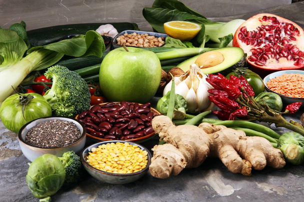 Auswahl gesunder Lebensmittel, saubere Ernährung. Obst, Gemüse, Saatgut, Superfood, Getreide, Blattgemüse. veggie oder veganes Essen - Foto, Bild