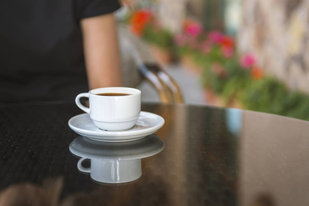 White coffee cup on wooden table in coffee shop blur interior background - Zdjęcie, obraz