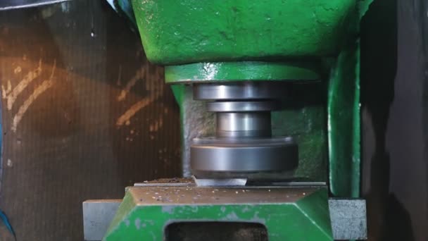 Spannende weergave van een draaiende cilinder nemen chips uit metalen streak liggend op het oppervlak van een leugenachtige metalen streep met sparkles roterende cilinder peeling vlokken - Video