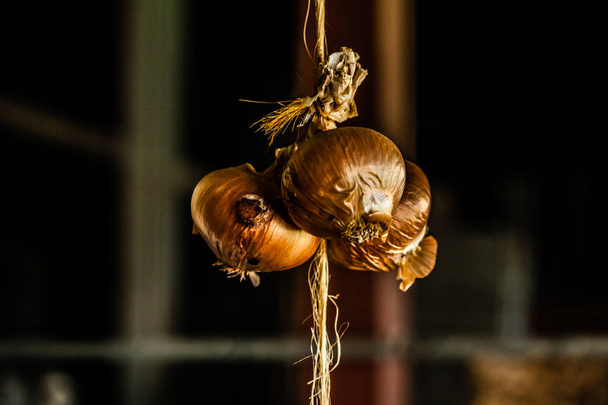 Manojo de bulbos de ajo colgantes
 - Foto, imagen