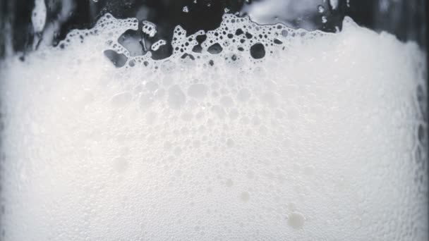 Images de bière froide en verre avec mousse blanche
 - Séquence, vidéo