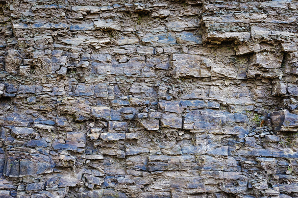 Texture de fond de couches irrégulières de pierre brute ou de schiste avec fractures et fissures
 - Photo, image