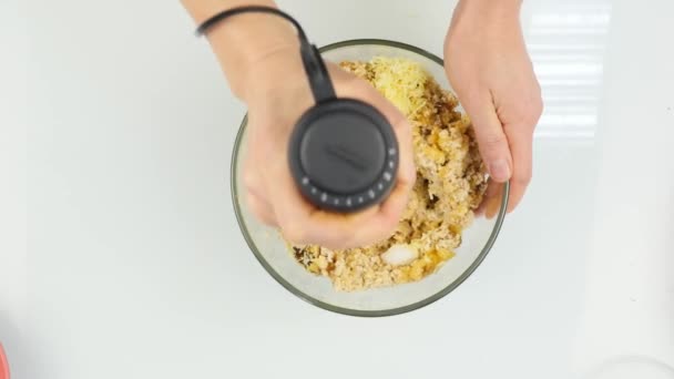 femme mélange les noix avec des fruits secs dans un bol en verre. cuisiner des aliments sains. vue de dessus 4K
 - Séquence, vidéo