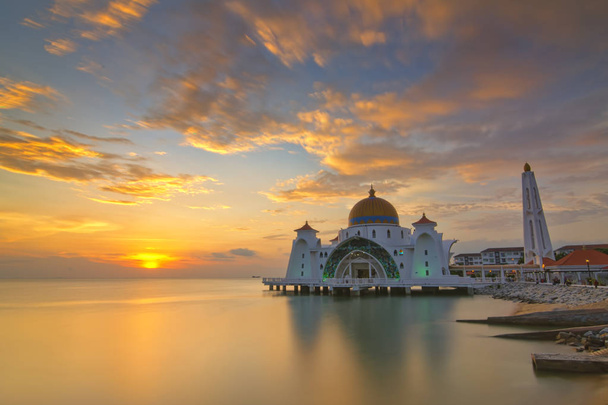 Πανέμορφο ηλιοβασίλεμα της Malacca στενό Τζαμί, Μαλαισία. Φύση σύνθεση. - Φωτογραφία, εικόνα