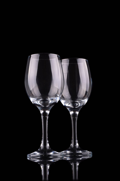 黒に分離された空のワイン グラス - 写真・画像