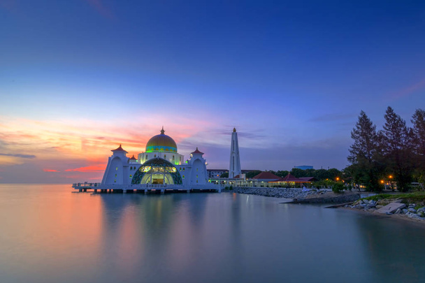Mezquita del Estrecho de Malaca (Masjid Selat Melaka), es una mezquita ubicada en la isla Malaca, cerca de la ciudad de Malaca, Malasia. - Foto, Imagen