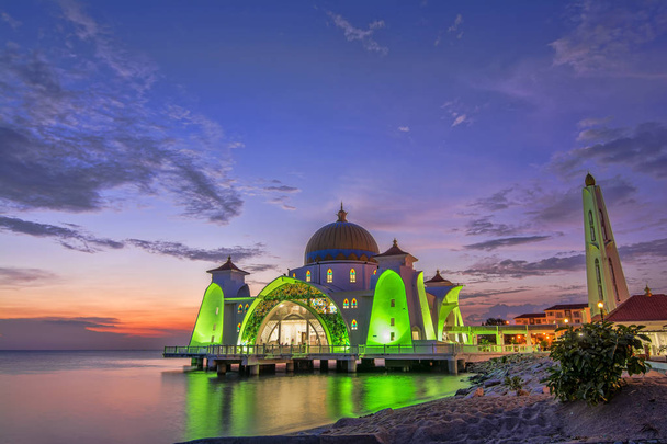 Gyönyörű naplemente Malacca Straits Mosque, Malajzia. Természet összetétele. - Fotó, kép