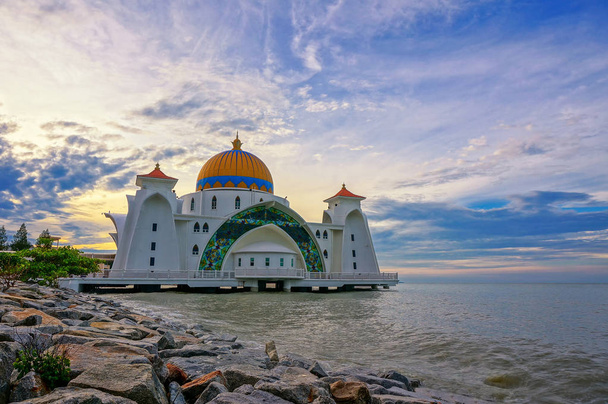 マラッカの町, マレーシアに近い人工マラッカ島に位置するモスクであるマラッカの海峡モスク (マスジド海峡マラッカ) で日の出の瞬間、 - 写真・画像