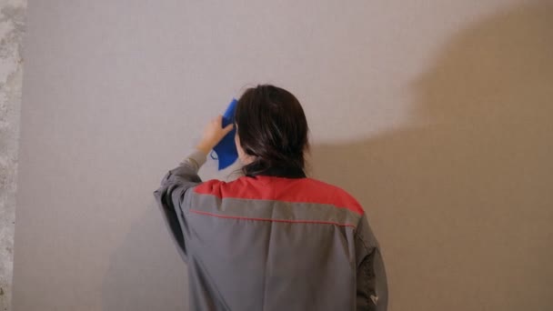 Mujer cubriendo paredes con papel pintado
 - Metraje, vídeo