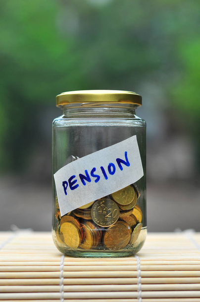 Monety w butelce z etykietą Pension - koncepcja finansowych - Zdjęcie, obraz