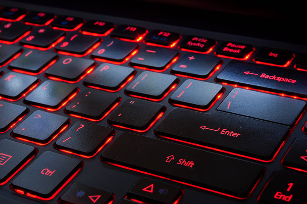 Tastatur mit roter Rückleuchte - Foto, Bild