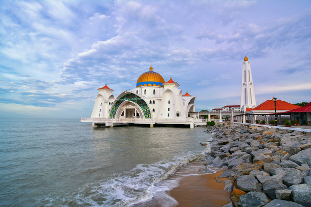 Ochtend weergave moskee (Masjid Selat Melaka) van de straat van Malakka, is een moskee, gelegen op het kunstmatige eiland van Malakka in de buurt van Malakka, Maleisië - Foto, afbeelding