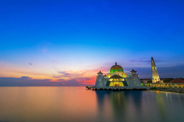 Malakan salmen moskeija (Masjid Selat Melaka), Se on moskeija sijaitsee keinotekoinen Malacca Island lähellä Malacca Town, Malesia - Valokuva, kuva