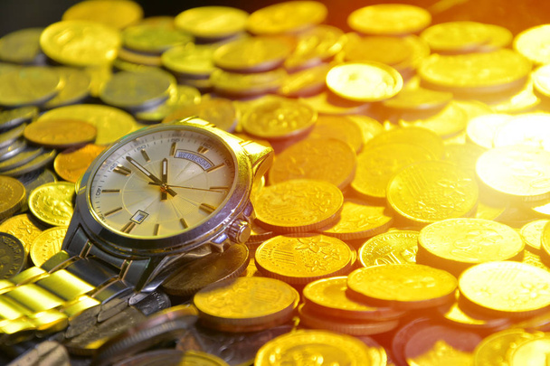 zegar i stosy monet: czas - pieniądze - Zdjęcie, obraz