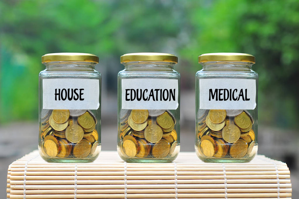 Monety w butelce z etykiety House, edukacja i medycyna - koncepcja finansowych - Zdjęcie, obraz
