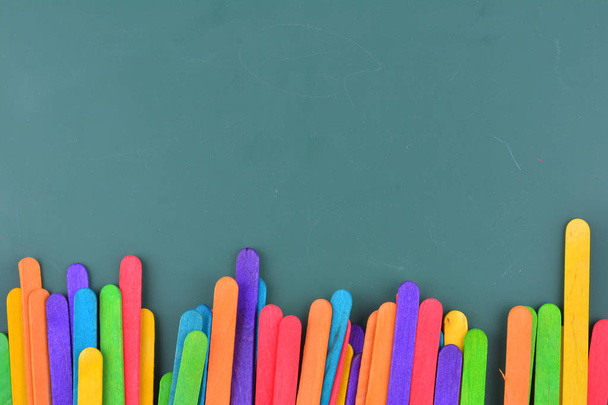 Πράσινο πίνακα κιμωλίας με πολύχρωμο παγωτό μπαστούνια - Φωτογραφία, εικόνα