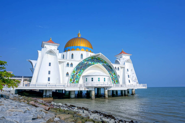 Malakan salmen moskeija (Masjid Selat Melaka), Malakka, Malesia
 - Valokuva, kuva