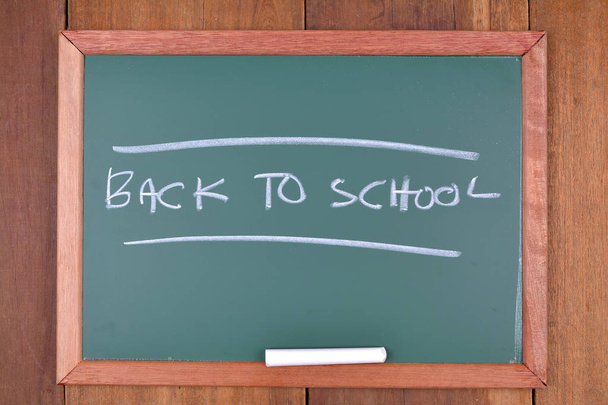 Chalkboard com o texto De volta à escola
 - Foto, Imagem