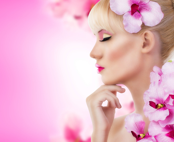 όμορφη κοπέλα με λουλούδια και τέλειο μακιγιάζ - Φωτογραφία, εικόνα