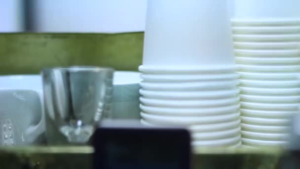 コーヒーやその他の飲み物を多くの段ボール紙コップ - 映像、動画