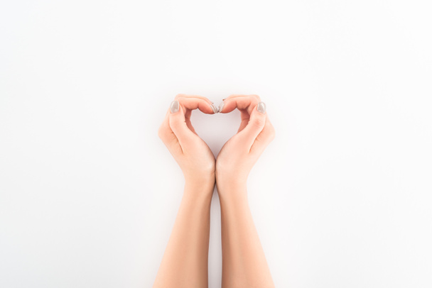 immagine ritagliata della donna che fa il simbolo del cuore per mano, concetto di giorno di San Valentino
  - Foto, immagini