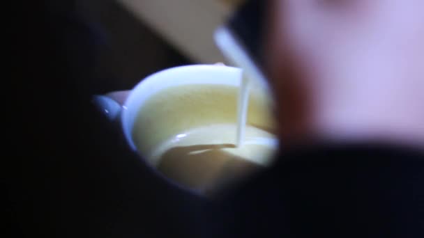 koffie - melk effect/melk effect op koffie of cappuccino oppervlak - Video