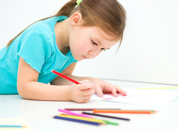Little girl is drawing using pencils - Фото, зображення