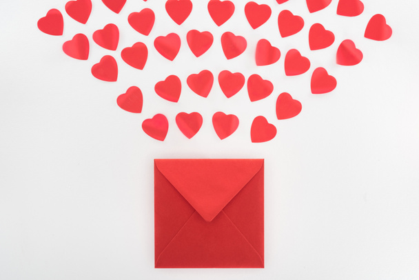 vue d'en haut des symboles cardiaques et enveloppe isolée sur blanc, concept St Valentin
 - Photo, image