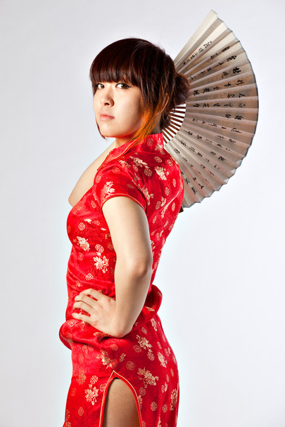Modelo chinês no vestido tradicional Cheongsam
 - Foto, Imagem