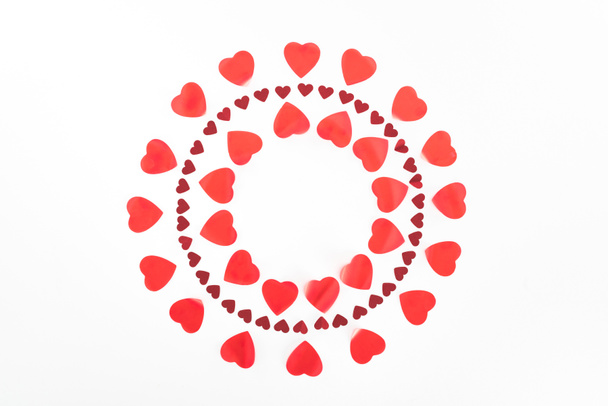 верхний вид кругов из красных символов сердца, выделенных на белом, День святого Валентина концепции
 - Фото, изображение