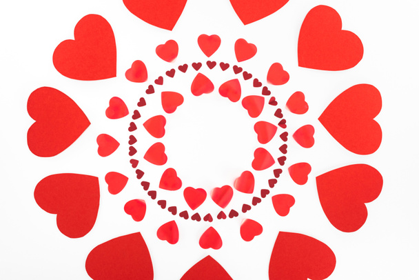Beyaz, st Sevgililer günü kavramı izole kırmızı kalp sembolleri çevrelerin yükseltilmiş görünümü yapılmış - Fotoğraf, Görsel