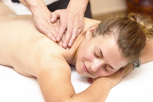 schöne Mädchen ein Mann bei einer Massage im Wellness-Salon - Foto, Bild