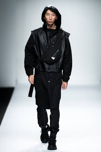 Un mannequin présente une nouvelle création au défilé de mode de D.GNAK lors de la Fashion Week de Shanghai Printemps / Eté 2019 à Shanghai, Chine, 16 octobre 2018
. - Photo, image