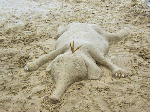 ビーチで成形の砂の象 - 写真・画像