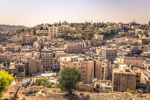 Amman-29 september 2018: uitzicht op het centrum van Amman vanuit het uitkijkpunt van de citadel, Jordanië - Foto, afbeelding