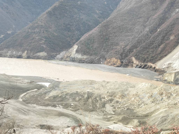 Luchtfoto van het water vrijkomen uit het meer van de barrière gevormd na een aardverschuiving in het Bolo township, Jomda, Chamdo stad, Zuidwest-China de Tibetaanse autonome regio, 14 November 2018 - Foto, afbeelding
