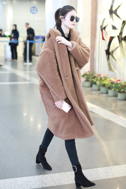 Chinese supermodel He Sui wearing Max Mara Teddy Bear Icon Coat arrives at the Beijing Capital International Airport in Beijing, China, 30 November 2018 - 写真・画像