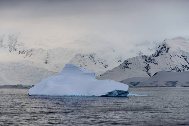 античний пейзаж з айсбергом
 - Фото, зображення