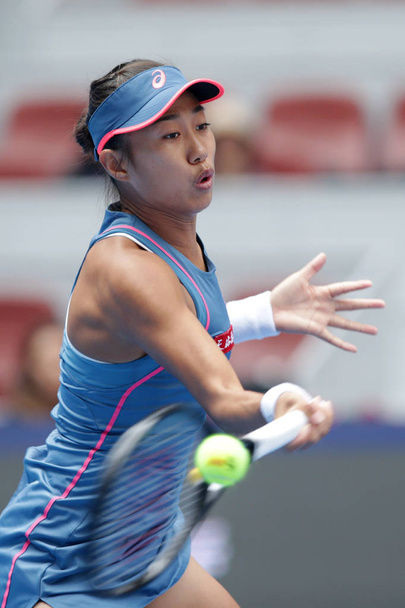 Csang Peng Kína adja eredményül egy lövés, Naomi Osaka, Japán ellen saját női egyes negyeddöntő mérkőzés alatt a Kínából Megnyitás 2018 tenisztorna Pekingben, Kínában, 2018. október 5. - Fotó, kép