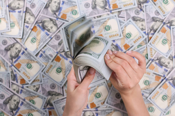 Man hands counting 100 dollar bills. In the hands of a lot of cash, 100 denominations of dollars - Φωτογραφία, εικόνα