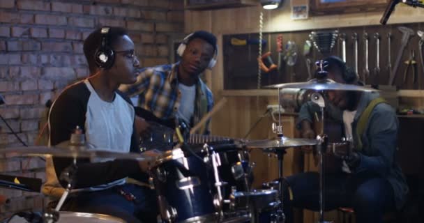 Jonge muzikanten repeteren in garage - Video
